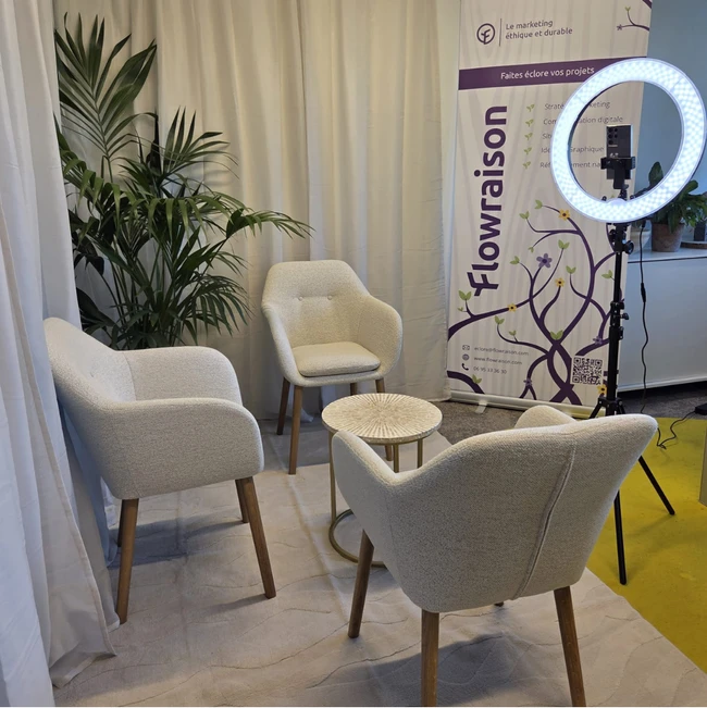 Le studio de l'agence flowraison. Le studio flowraison est équipé d'une ring light et d'un cadre agréable pour tourner vos vidéos.